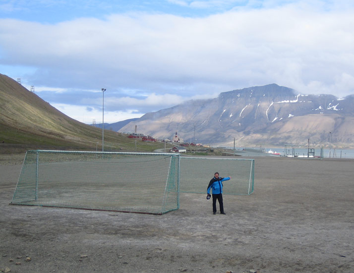 auf dem nördlichsten Fußballplatz der Erde  78°N - Longyearbyen/Spitzbergen